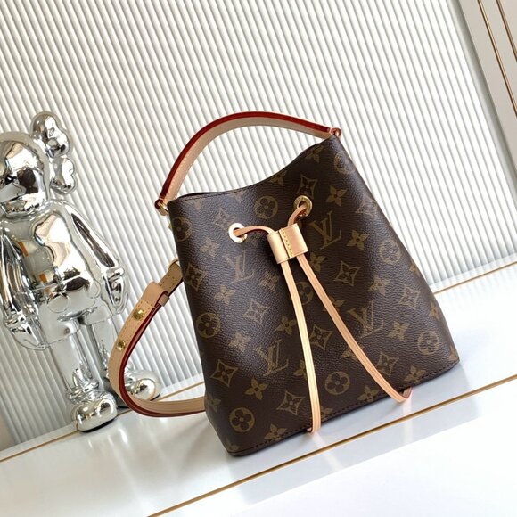 Classic Louis Vuitton Bag: A Stylish and Versatile Choice for Elegance - Picture 1 of 11